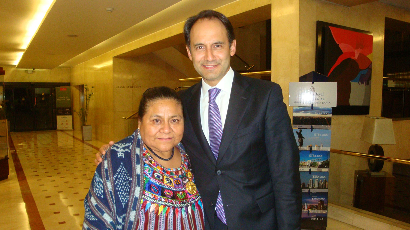 Rigoberta Menchú y Santiago Zapata